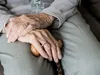 Soț și soție, acuzați că au furat 182.000 de euro de la o bătrână și i-au cheltuit pe prăjituri și combustibil