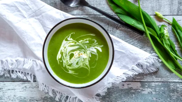 Supă de usturoi sălbatic: Are un gust fantastic și se prepară rapid