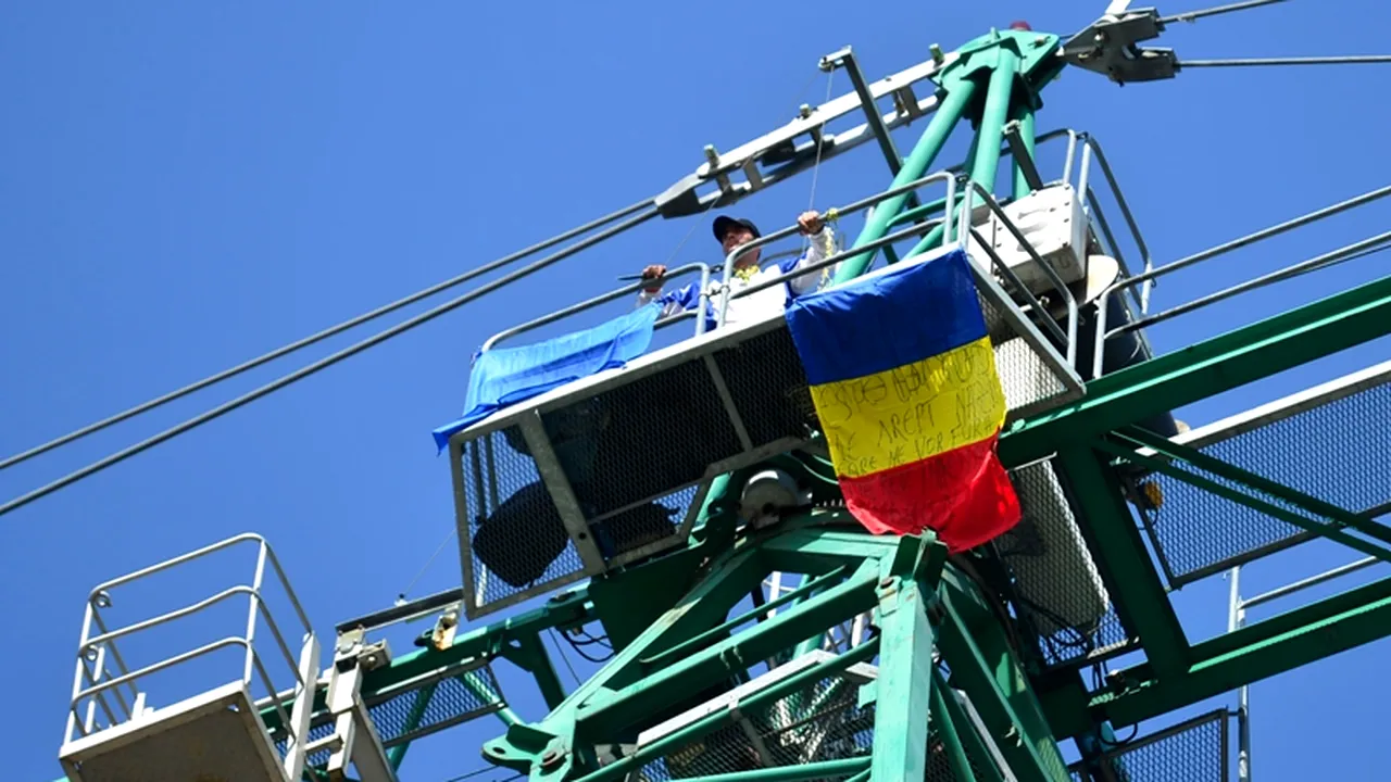 Bărbatul care s-a urcat vineri pe o macara din Capitală a fost reținut