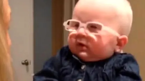 Cum reacționează un bebeluș când își vede pentru prima dată mama cu ajutorul ochelarilor. Clipul a devenit viral