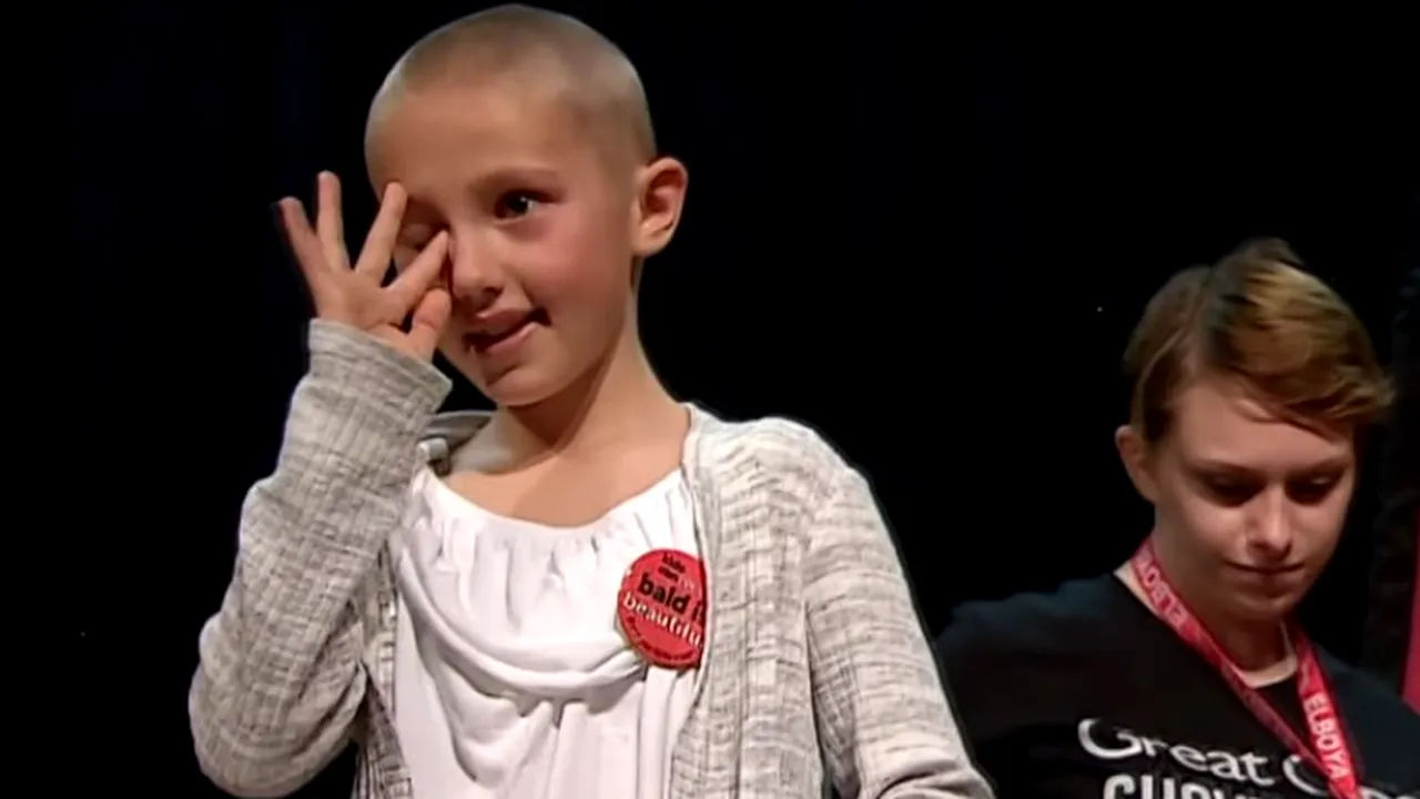 Gestul emoționant al unei fetițe de 9 ani, din dragoste pentru fratele ei bolnav de cancer a strâns 20.000 de dolari. VIDEO