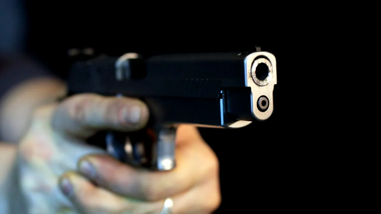 Adolescentă de 14 ani, ÎMPUȘCATĂ mortal chiar de tatăl ei. Bărbatul și-a ieșit din minți când a văzut ce posta fiica lui pe TikTok