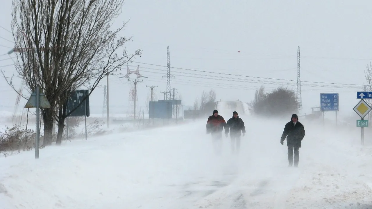 O nouă avertizare meteo. Zonele în care va ninge viscolit până luni dimineață. UPDATE