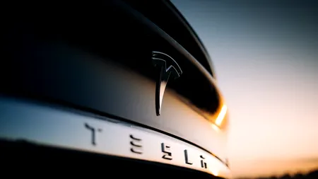 Un copil de doar doi ani și-a lovit mama cu o mașină TESLA. Gigantul auto, dat în judecată