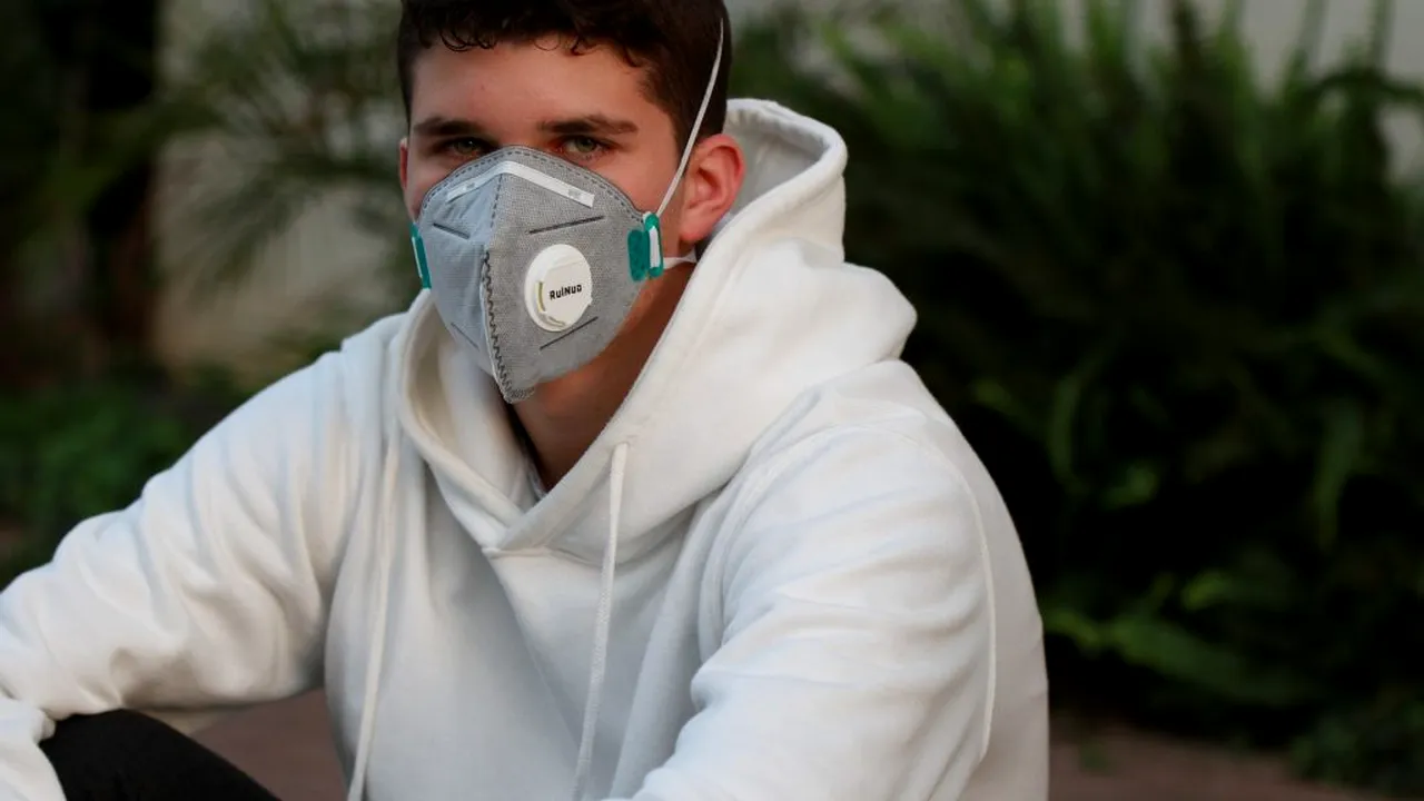 RĂSPUNSURI. Adolescenți: „M-am plictisit să stau acasă și e puțin probabil să mă îmbolnăvesc grav, chiar dacă ar fi să iau COVID-19. De ce este important să urmez regulile?” Clarificările OMS