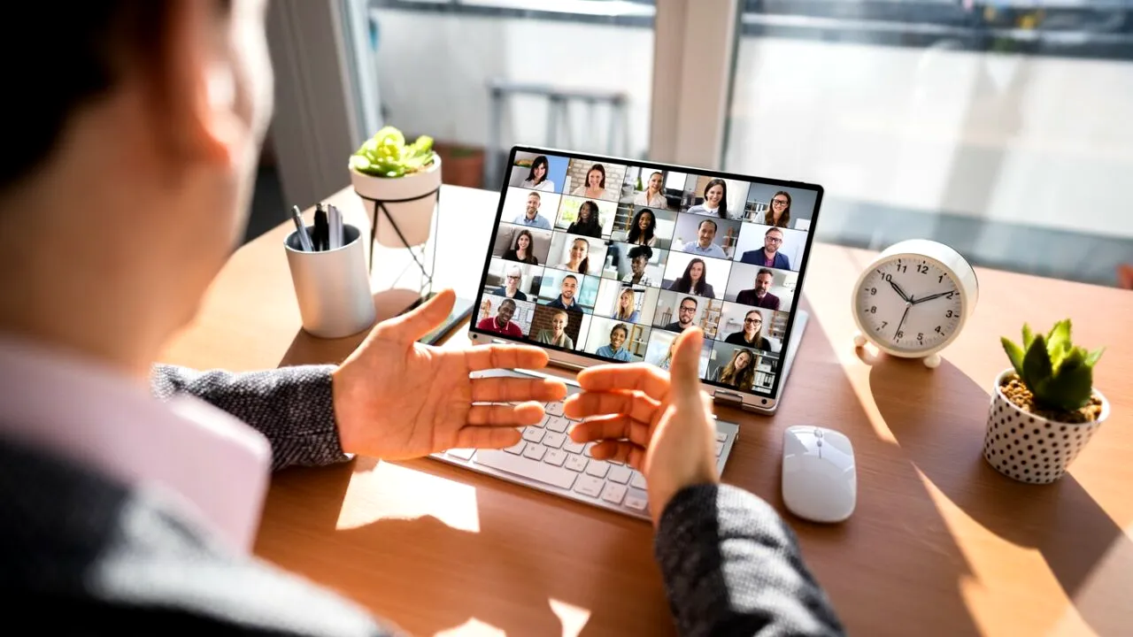 Angajații care muncesc în sistem HIBRID sunt mai fericiți ca cei care lucrează doar la birou. Dar cât de productivi sunt?