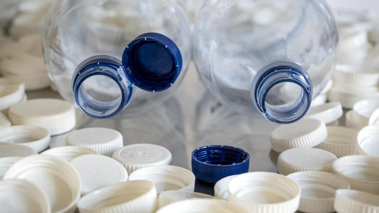 Sticlele de plastic cu CAPACE atașate devin obligatorii. Comercianții riscă sancțiuni drastice pentru stocurile vechi