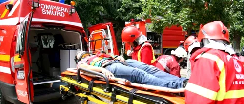 ACCIDENT GRAV în Vrancea: un mort și 16 răniți după ce un AUTOCAR s-a RĂSTURNAT