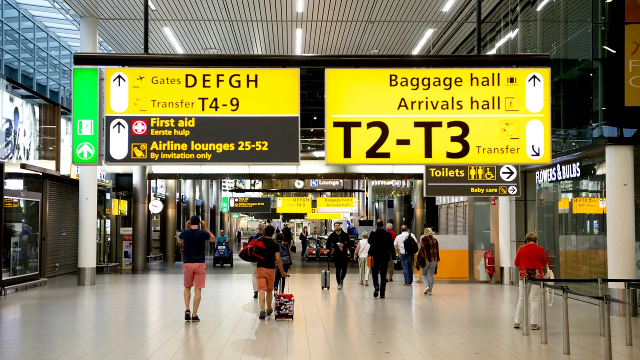 Românii blocați pe aeroportul din Lisabona se vor întoarce acasă cu o cursă specială