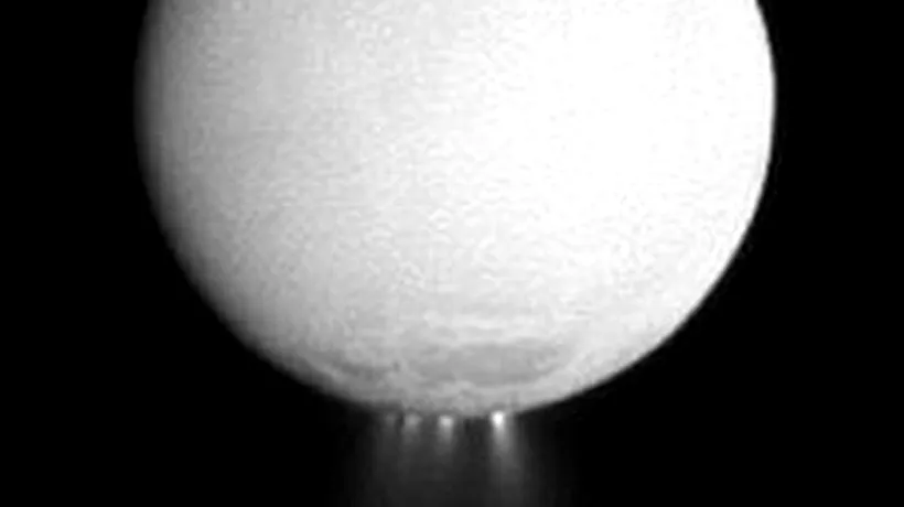 Un ocean ascuns sub suprafața satelitului Enceladus ar putea adăposti forme de viață