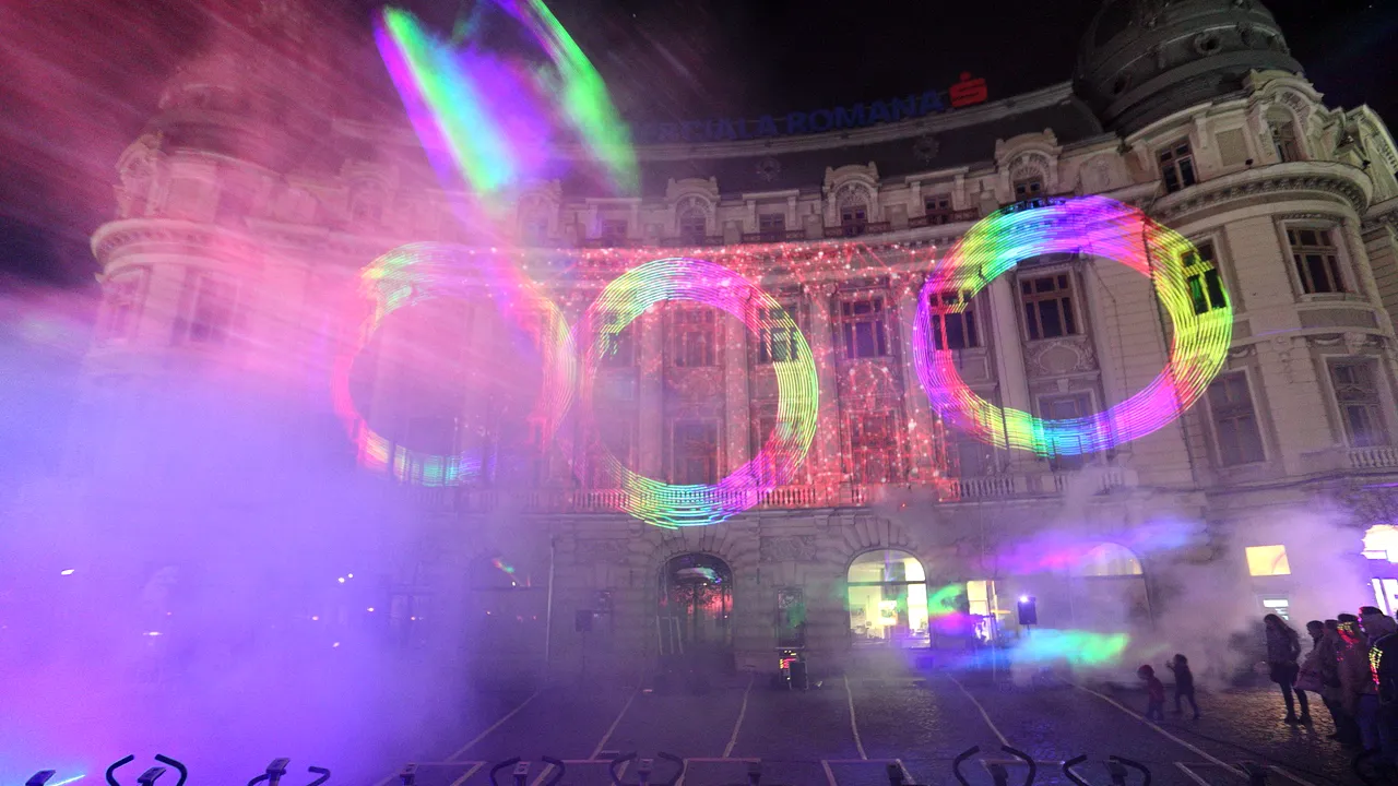 (P) Peste 400 de bucureșteni au dat viață celei mai spectaculoase proiecții laser pe clădirea BCR din Piața Universității 