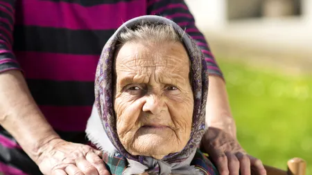 I-a fost milă de ea pentru că cerșea, dar românca o storcea de bani și o amenința. Coșmarul trăit de o bătrână din Italia timp de 2 ani