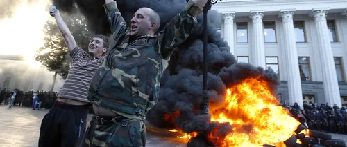 Ciocniri între manifestanți și poliție în fața Parlamentului de la Kiev