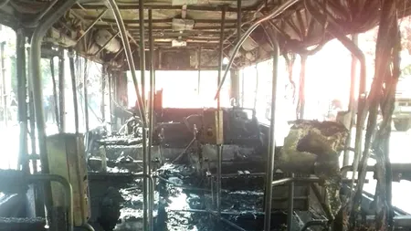 Un autobuz cu 15 călători a luat foc în mers, în Arad