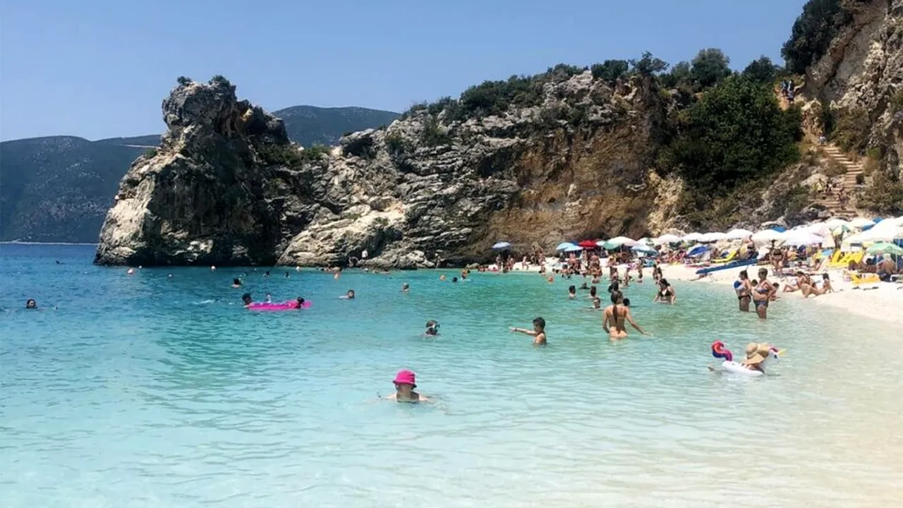 Ce a făcut un român cu mai multe lucruri găsite pe o plajă din GRECIA. „Polițiștii au spus că e un lucru rar”