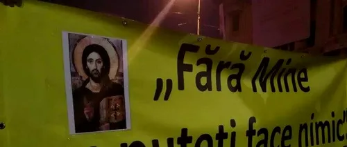 Cum au reacționat manifestanții din Piața Universității când au văzut niște tineri cu un banner pe care era scris un citat din Biblie