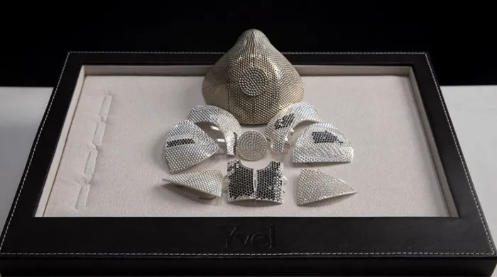 Cea mai scumpă mască de protecție din lume este acoperită cu 3.600 de diamante și costă 1,5 milioane de dolari