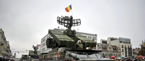 Paradă militară cu TAB-uri, aruncătoare de proiectile și MIG-uri 21 Lancer, la Cluj