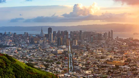 S-a lansat primul avertisment de tornadă în centrul orașului San Francisco. Rafalele de vânt au atins viteze de aproape 130 km/h