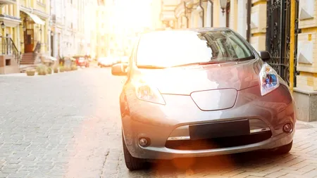 Mașinile ELECTRICE au un risc de 3 ori mai mare de a lovi pietonii decât vehiculele pe benzină, în special în orașe (studiu)