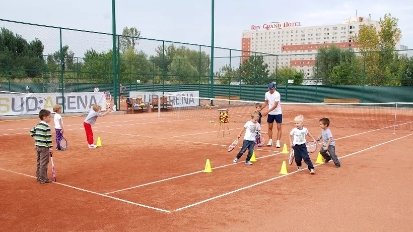 Vreau să-mi învăț copilul tenis. Cât te costă și unde găsești antrenori