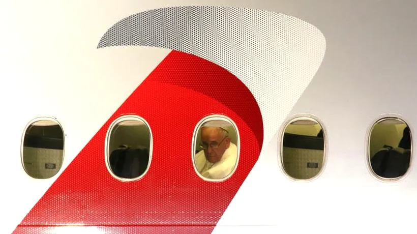 Papa Francisc, în avionul spre Bogota