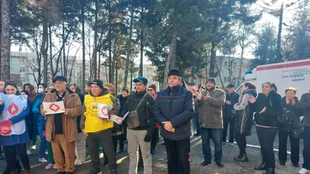 200 de angajați și foști pacienți au protestat în curtea spitalului din Orșova | VIDEO