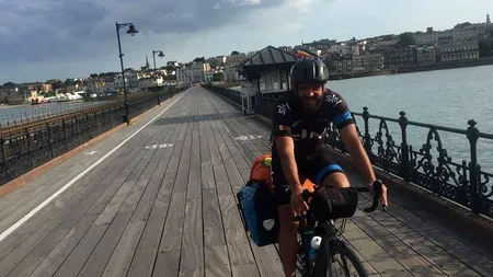 Motivul pentru care un român străbate Europa pe bicicletă