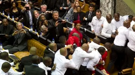 Bătaie generală în Parlamentul Africii de Sud, în cursul discursului președintelui țării