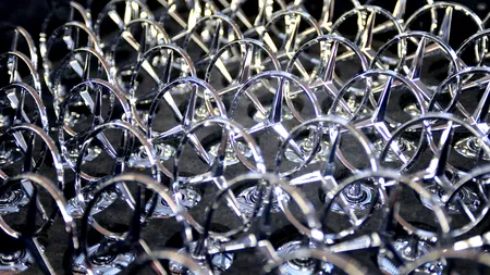 Sute de procurori și polițiști, percheziții la sediile gigantului german Daimler