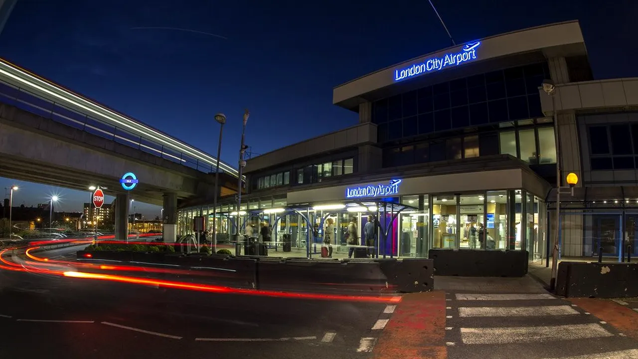 Mii de pasageri, evacuați de pe un aeroport din Londra