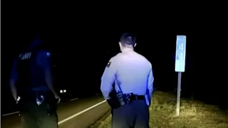 VIDEO | „Ar fi putut fi o tragedie”. O mașină Tesla aflată pe pilot automat a fost la un pas să omoare doi polițiști