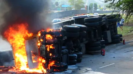 Camion românesc ce transporta căpșuni din Spania în Germania s-a răsturnat și a luat foc în Franța