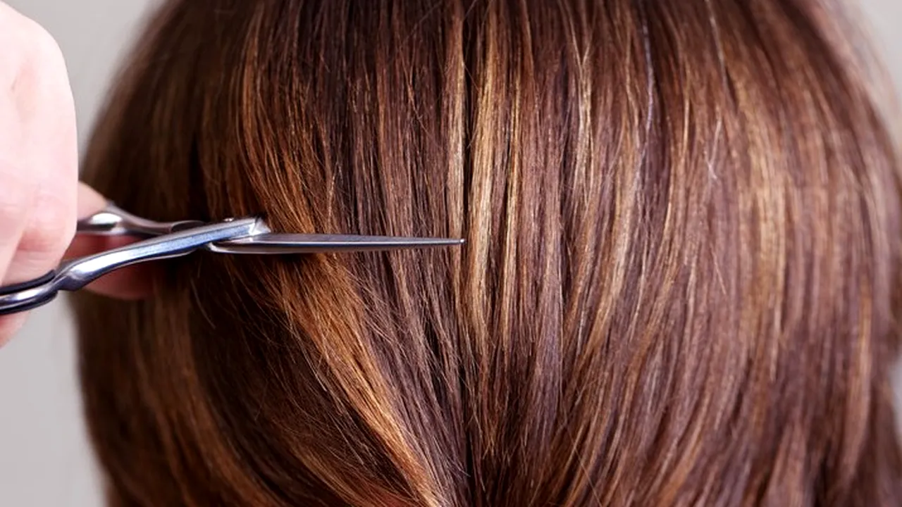 Corecție aplicată chiar în timpul orei: O profesoară din Suceava, anchetată după ce i-a tăiat bretonul unui elev