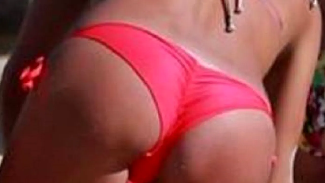 O vedetă face senzație pe plajă