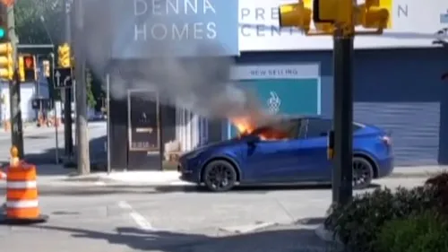 VIDEO | Un şofer a fost la un pas de moarte după ce maşina sa Tesla a luat foc din senin