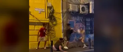 VIDEO | Bătaie în centrul Bucureștiului. Patru indivizi au coborât dintr-un taxi și i-au atacat pe pasagerii din altă mașină