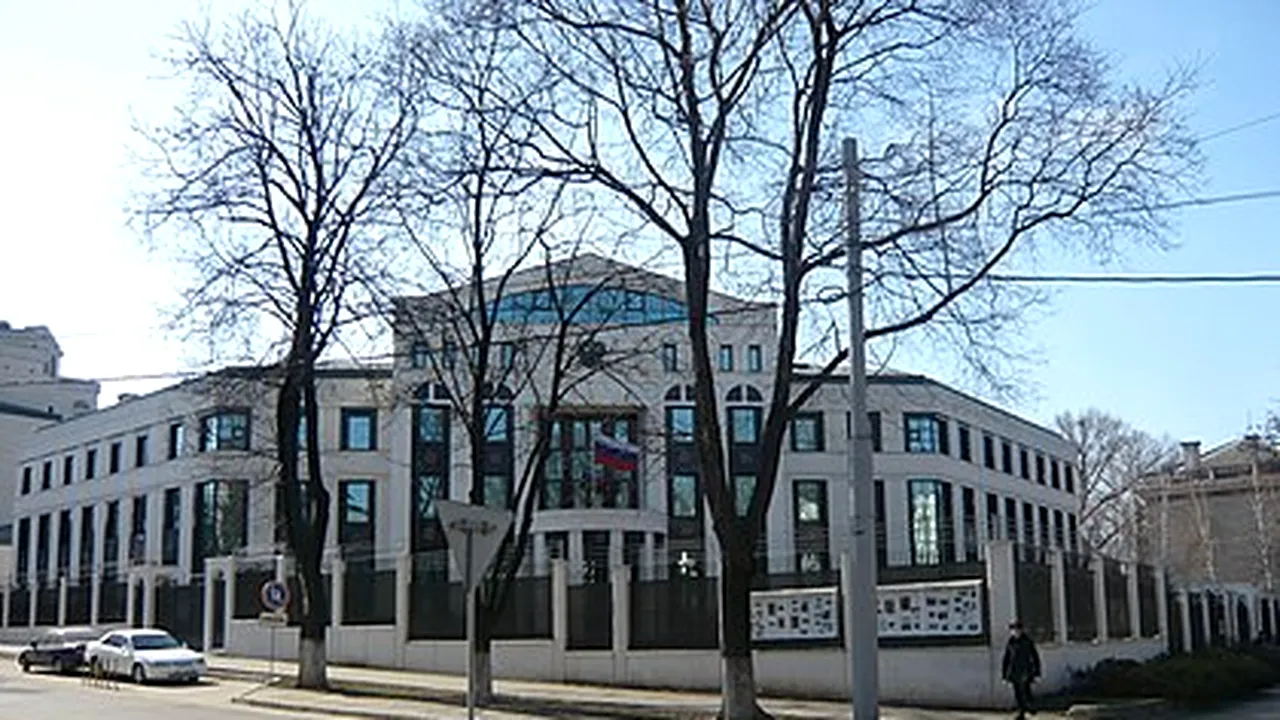Un bărbat a intrat cu mașina în poarta Ambasadei Rusiei din Chişinău. A mai LOVIT două mașini în timp ce încerca să scape de Poliție