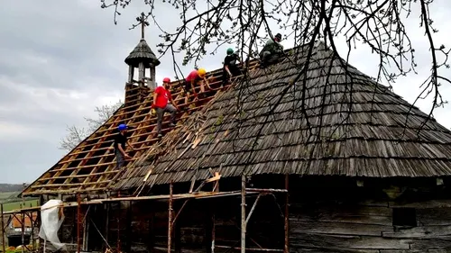 Mai mulți voluntari s-au mobilizat pentru a SALVA o biserică de lemn din Timiș, veche de peste 250 de ani