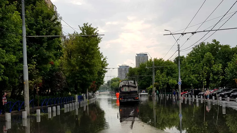 Străzi inundate și mașini blocate în apă, după ploaia din Capitală