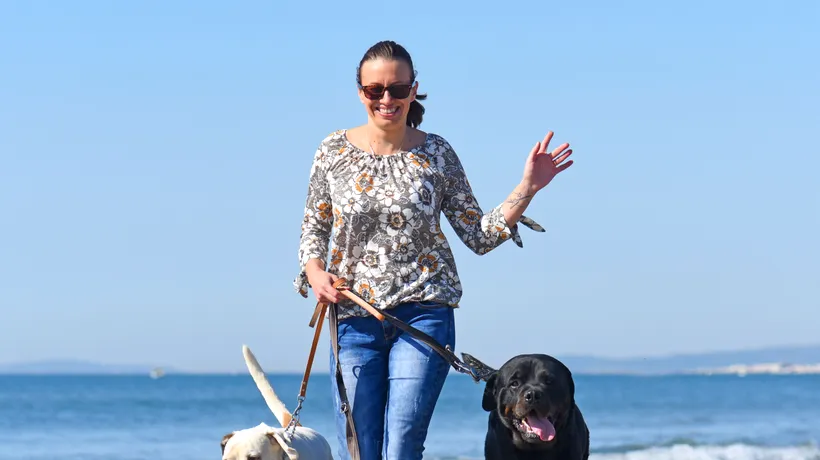 Vrei să îți iei câinele cu tine la mare de 1 Mai? Ce poți să pățești dacă mergi cu el la plajă și nu îi pui lesa
