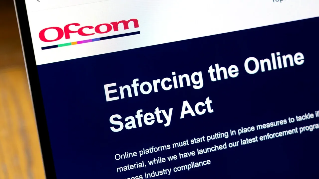 Marea Britanie: Platformele de socializare și site-urile web, obligate PRIN LEGE să protejeze copiii de accesul la conținut dăunător online