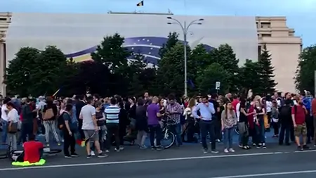 Sute de manifestanți s-au strâns în Piața Victoriei după condamnarea lui Dragnea: Am venit să sărbătorim că a fost încătușat cancerul politic / Alte sute de persoane cer demisia lui Meleșcanu - VIDEO