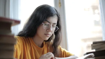 Schimbare MAJORĂ în sistemul de învățământ. Elevii vor acorda note profesorilor, începând cu noul an școlar