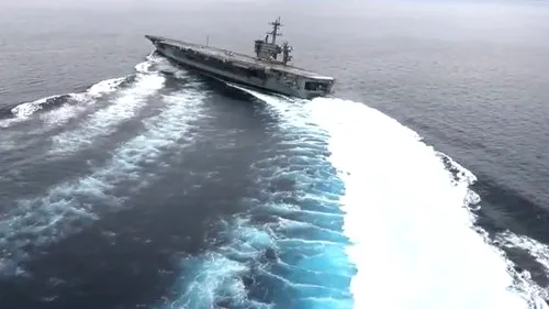 Imagini impresionante cu portavionul USS Abraham Lincoln. Ce se întâmplă când virează la peste 55 de km/oră