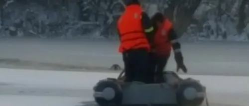 Operațiune de salvare emoționantă în Arad. Ce au scos pompierii din apele inghețate ale unei bălți