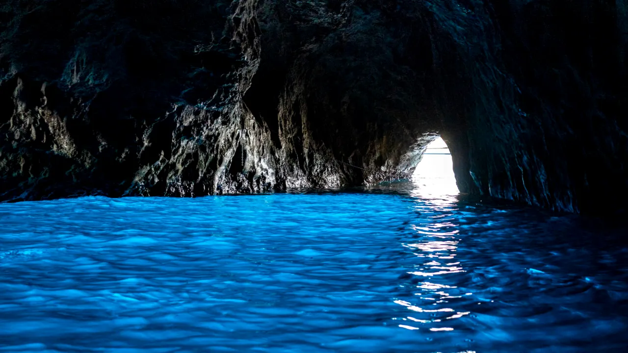 Insula italiană cu plaje imaculate și ape cristaline, unde împărații romani aveau o piscină într-o peșteră