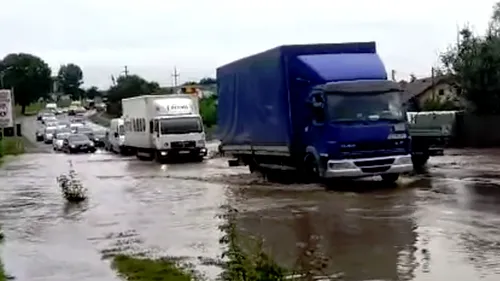 Apa ajunge la 30 - 40 centimetri pe un drum național din Iași după ce digul unui iaz s-a rupt - VIDEO