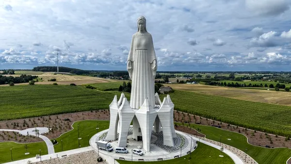 Cea mai înaltă statuie a Fecioarei Maria din Europa, inaugurată într-un mic sat din Polonia