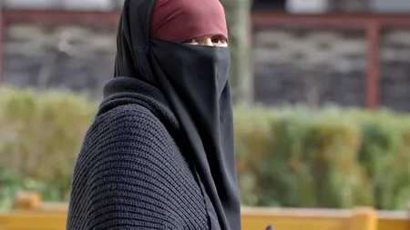 Motivul pentru care o femeie a purtat văl în public vreme de 19 ani